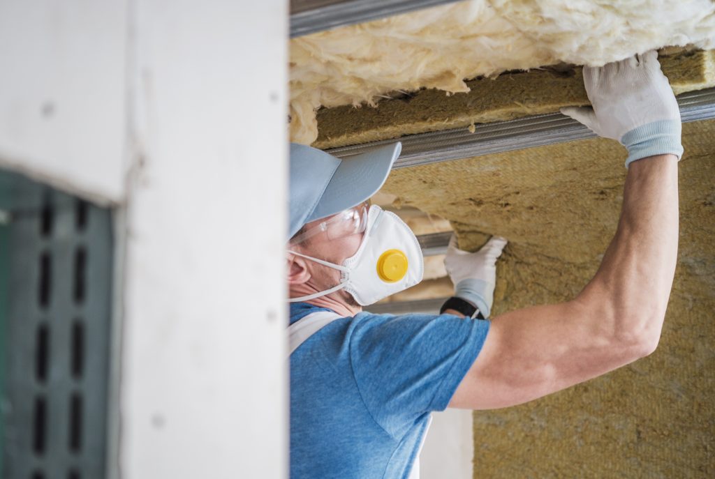 house insulating by worker PDT96D9 1024x687 Czy izolacja z pianki natryskowej jest bezpieczna?